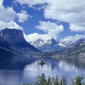 USA, Montana, Glacier National Park, Cumulus clouds drift over Saint Mary Lake