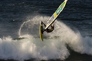 <b class=qtipBold><figcaption>PWA Windsurfing Maui 2013</figcaption></b><br>Big slash PWA Windsurfing Maui 2013